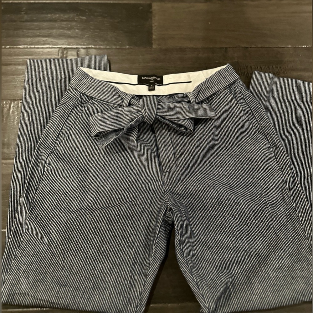 Banana Republic Avery style slacks in size 4.